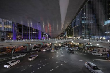 7 Aralık 2024 Shibuya Tokyo 'da Yoğun Araba Sokağı Sahnesi