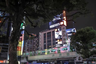 Yüksek gökdelenleri olan modern şehir mimarisinin canlı görüntüsü