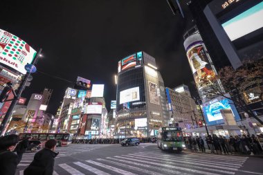 7 Aralık 2024 Shibuya Geçidi, Tokyo, Japonya 'da hareketli bir şehir kavşağı.,