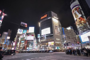 7 Aralık 2024 Shibuya Geçidi, Tokyo, Japonya 'da hareketli bir şehir kavşağı.,