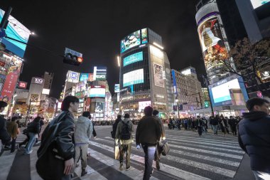 7 Aralık 2024 Shibuya Geçidi, Tokyo, Japonya 'da hareketli bir şehir kavşağı.,