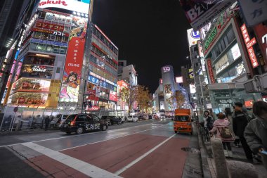 7 Aralık 2024 Shibuya Geçidi, Tokyo, Japonya 'da hareketli bir şehir kavşağı.,