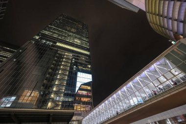 Yüksek gökdelenleri olan modern şehir mimarisinin canlı görüntüsü