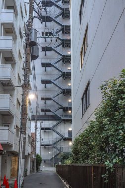 7 Aralık 2024 binaları, elektrik direkleri ve merdiven kulesi.,