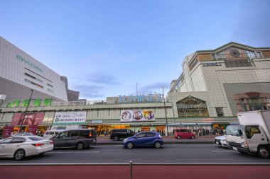 7 Aralık 2024 şehir manzarası hareketli bir ticari alan sergiliyor.