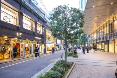 7 Aralık 2024 alışveriş caddesi vitrinleri, şehir mimarisi sergileniyor,