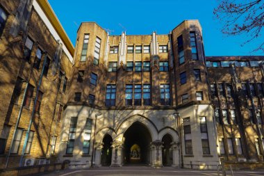 7 Aralık 2024 tarihî tuğla bir binanın cephesine güneş ışığı yağıyor