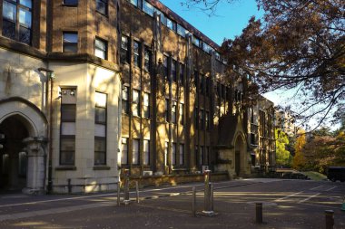 7 Aralık 2024 tarihî tuğla bir binanın cephesine güneş ışığı yağıyor