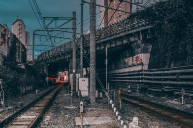 7 Aralık 2024 Şehir Akşam Sahasında Işıklı Demiryolu Rayları