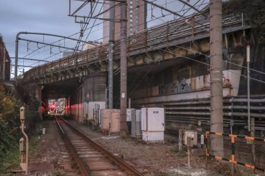 7 Aralık 2024 Şehir Akşam Sahasında Işıklı Demiryolu Rayları