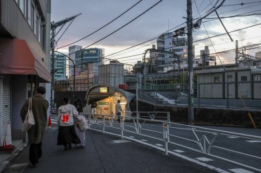 7 Aralık 2024 Yoyogi İstasyonu akşam saatlerinde aydınlık giriş yaptı.