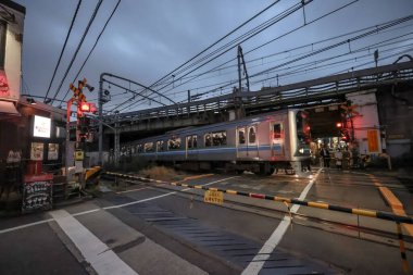 Şehir demiryolu geçidinin gece sahnesi, geçen bir trenle, 7 Aralık 2024