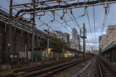 7 Aralık 2024 Tren rayları akşam vakti gökyüzünün altına kadar uzanıyor.,