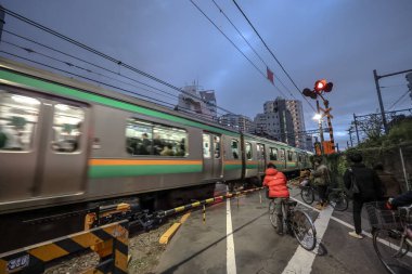 7 Aralık 2024 şehir treni akşam saatlerinde raylardan geçer.,