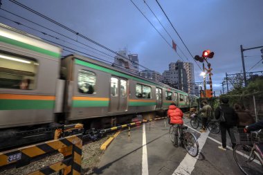 7 Aralık 2024 şehir treni akşam saatlerinde raylardan geçer.,