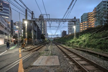 7 Aralık 2024 Şehir Akşam Sahasında Işıklı Demiryolu Rayları