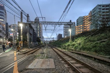 7 Aralık 2024 Şehir Akşam Sahasında Işıklı Demiryolu Rayları