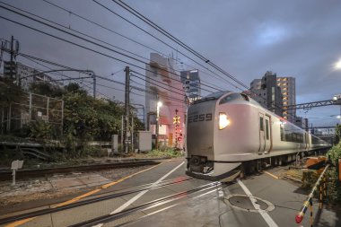 Parlak tren, 7 Aralık 2024 'te şehir demiryolu bölümünden geçerken yakalandı.