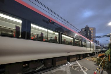 Parlak tren, 7 Aralık 2024 'te şehir demiryolu bölümünden geçerken yakalandı.
