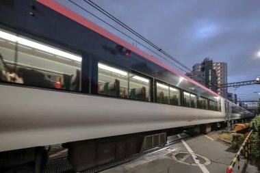 Parlak tren, 7 Aralık 2024 'te şehir demiryolu bölümünden geçerken yakalandı.