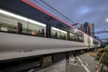 Parlak tren, 7 Aralık 2024 'te şehir demiryolu bölümünden geçerken yakalandı.