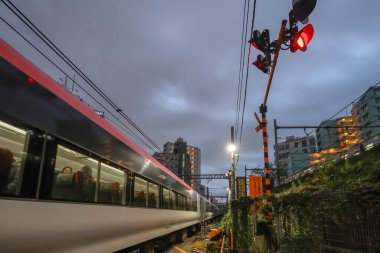 Parlak tren, 7 Aralık 2024 'te şehir demiryolu bölümünden geçerken yakalandı.