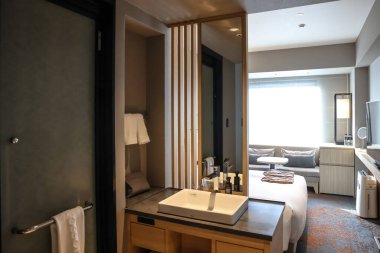 24 Mart 2025 Parlak ve davetkar modern otel odası büyük bir yatak, şık