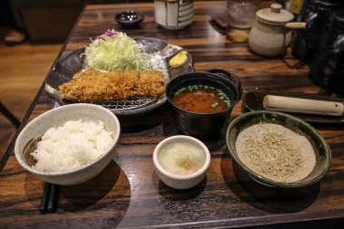 Geleneksel Japon yemeği, domuz pirzolası da dahil.