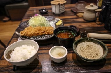 Geleneksel Japon yemeği, domuz pirzolası da dahil.