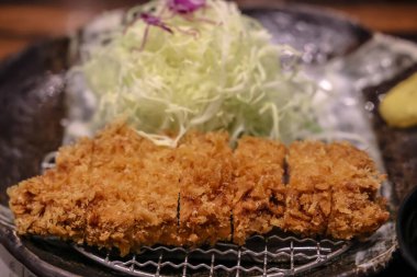 Yanında dilimlenmiş domuz pirzolası.