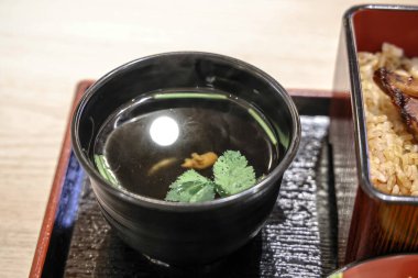 Güzel sunulmuş bir Japon yemeğinin yakından görüntüsü.