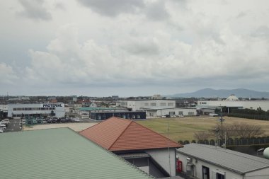 24 Mart 2025 Modern endüstriyel alan Büyük metal tanklar, bacalar