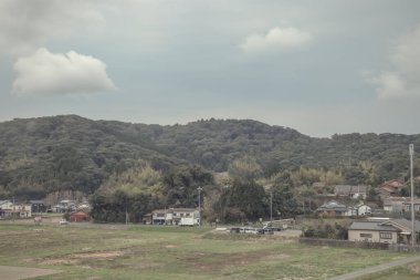 24 Mart 2025 sakin banliyö mahallesi çatıları var ve dağınık