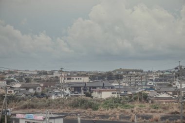 24 Mart 2025 sakin banliyö mahallesi çatıları var ve dağınık