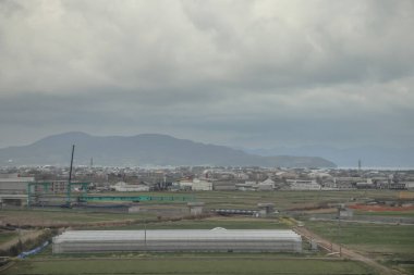 24 Mart 2025 sakin banliyö mahallesi çatıları var ve dağınık