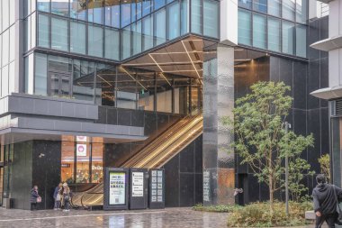 Kentsel bir ortamda çağdaş bir bina girişi