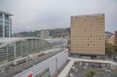 Konut binaları ile kentsel altyapı görüntüsü,