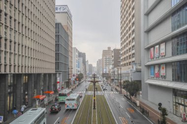 Çağdaş binalar ve sokak manzarası