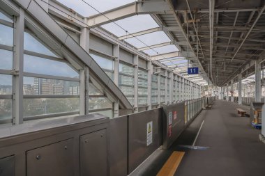 24 Mart 2025 Cam kaplamalı ve yapısal bir şehir tren istasyonu platformu