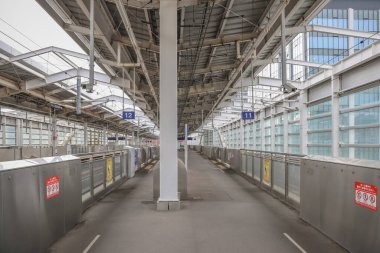 24 Mart 2025 Cam kaplamalı ve yapısal bir şehir tren istasyonu platformu