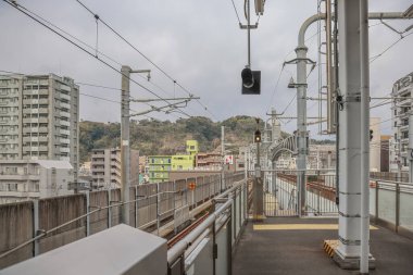 24 Mart 2025 Cam kaplamalı ve yapısal bir şehir tren istasyonu platformu