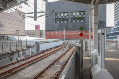24 Mart 2025 Cam kaplamalı ve yapısal bir şehir tren istasyonu platformu