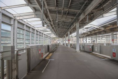 24 Mart 2025 Çelik ile modern mimari içeren boş tren istasyonu platformu