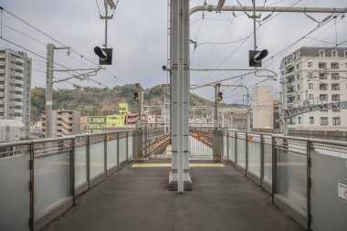 24 Mart 2025 Çelik ile modern mimari içeren boş tren istasyonu platformu