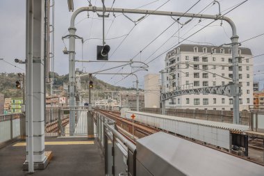 24 Mart 2025 Çelik ile modern mimari içeren boş tren istasyonu platformu