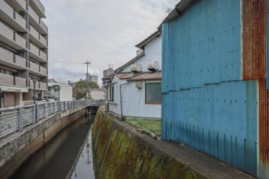 24 Mart 2025. Huzurlu bir nehir yerleşim yerlerinden geçiyor.