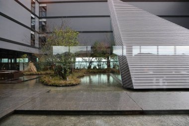 24 Mart 2025 su elementlerinin yer aldığı çağdaş bir avlu.,