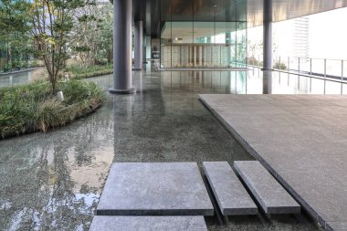 24 Mart 2025 su elementlerinin yer aldığı çağdaş bir avlu.,