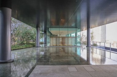 24 Mart 2025 su elementlerinin yer aldığı çağdaş bir avlu.,