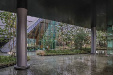 24 Mart 2025 su elementlerinin yer aldığı çağdaş bir avlu.,